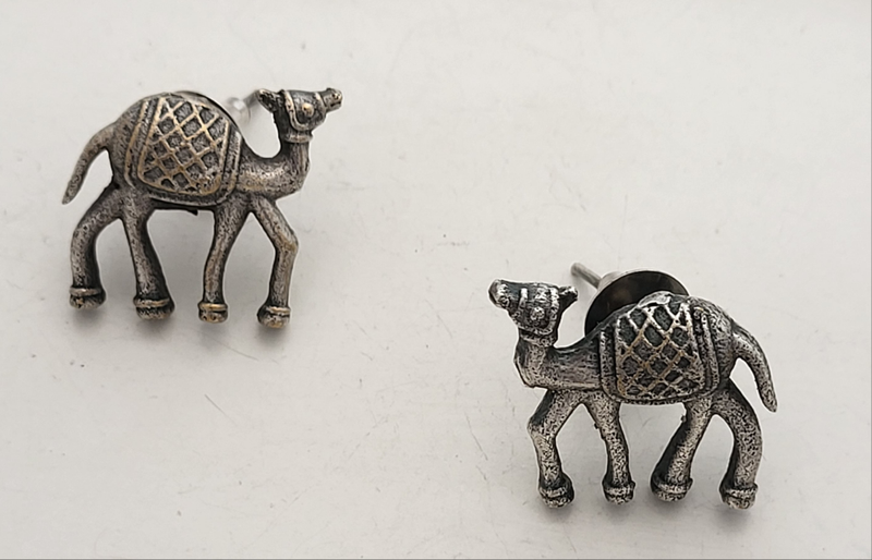 Oxidised Camel studs