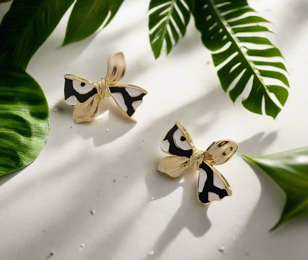 Enamelled bow studs