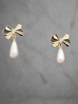 Bow earring with drop pearl in gold finish