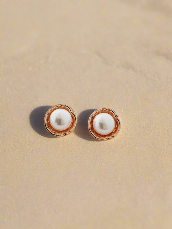 Textured edge pearl stud earrings