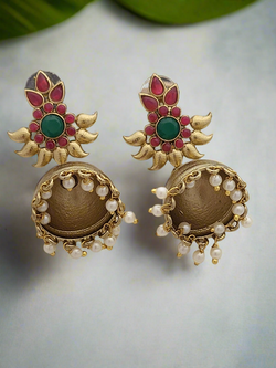 Traditional earrings in gold finish