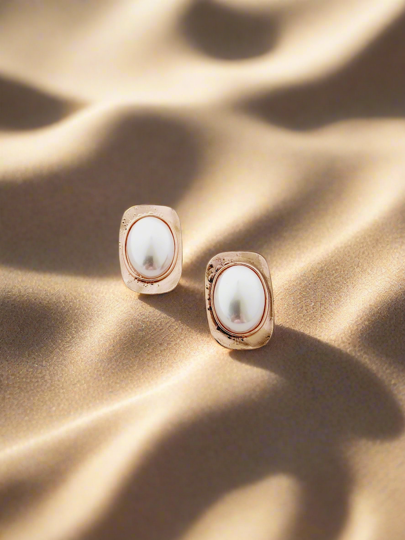 Textured edge pearl stud earrings