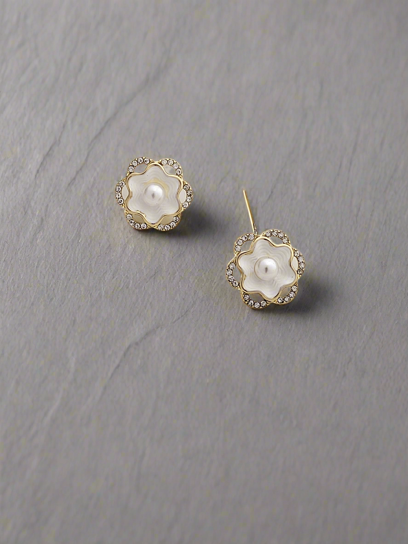 Mother of pearl flower stud earrings