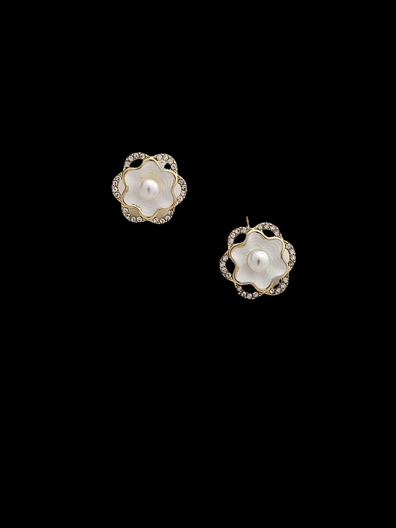 Mother of pearl flower stud earrings