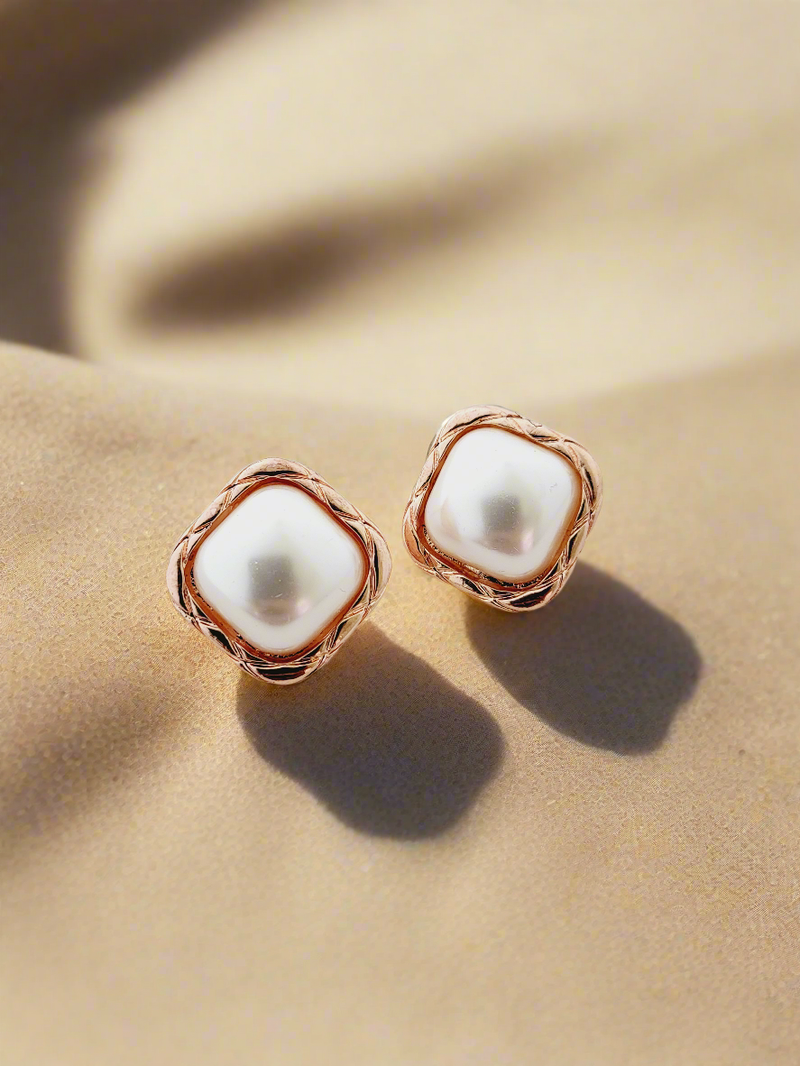 Textured edge pearl stud earrings