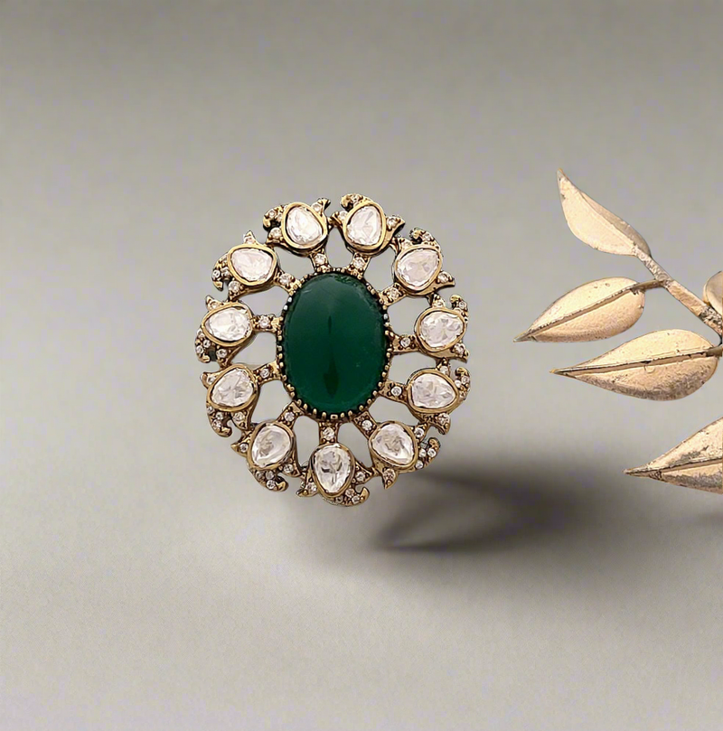 COCKTAIL RING WITH EMERALD CRYSTAL