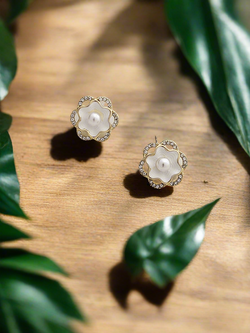 Mother of pearl flower stud earrings