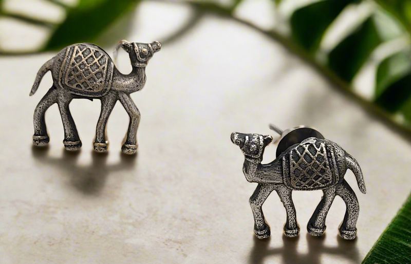 Oxidised Camel studs